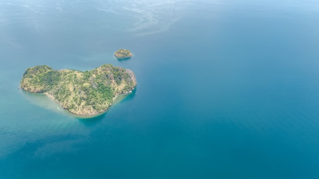 熱帯の島、ビーチ、上から青い透明なアンダマン海のボート、タイ、クラビの美しい群島の空撮