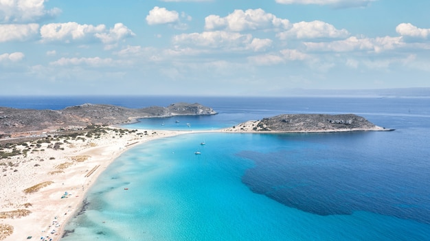 Photo aerial view of tropical seascape and beach of simos, elafonisos island, peloponnese, greece