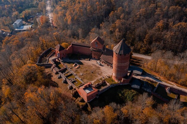 Photo aerial view of tthe sigulda city in latvia during golden autumn