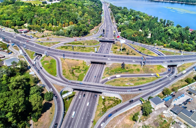 ウクライナの首都キエフのタービン道路インターチェンジの航空写真