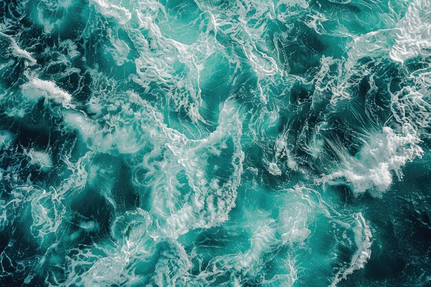 Взгляд с воздуха на бирюзовую океанскую воду с брызгами и пенью