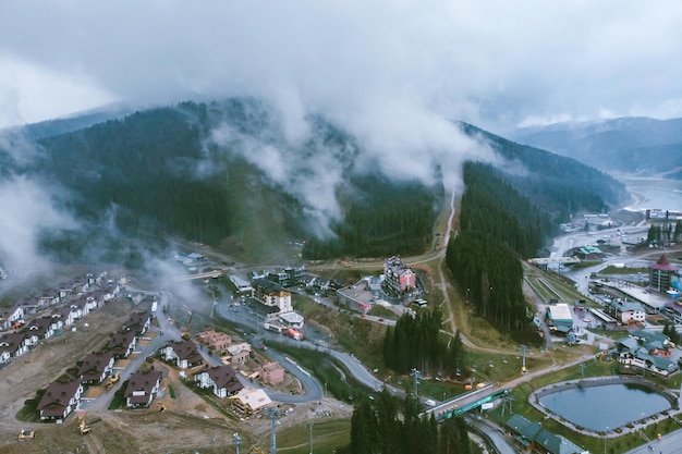 Вид с воздуха на украинское село в украине. Карпатские горы