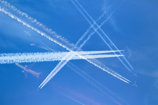 Photo aerial view of vapor trails in sky