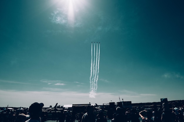 Foto vista aerea delle tracce di vapore nel cielo