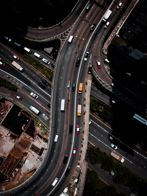 Foto vista aerea di veicoli su strade elevate in città