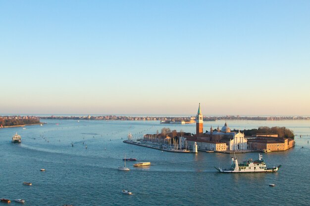 Вид с воздуха на Венецию на рассвете, Италия. Вид на церковь Сан-Джорджо Маджоре. Итальянская достопримечательность