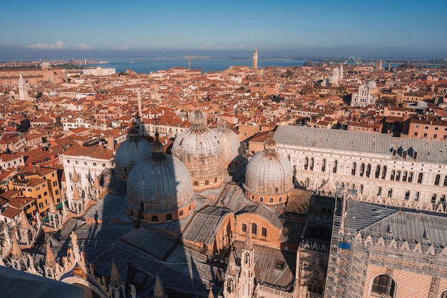 이탈리아 베네치아의 공중 전망 상징적인 운하 곤돌라와 역사적인 건축
