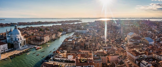 Вид с воздуха на Венецию возле площади Сан-Марко, моста Риальто и узких каналов. Прекрасная Венеция сверху.