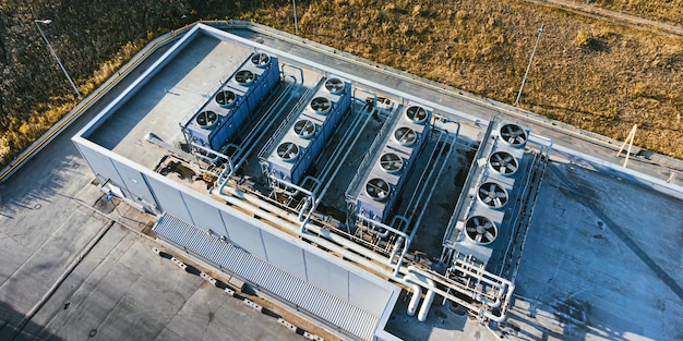 建物の屋根にある換気と空調システムの空撮。