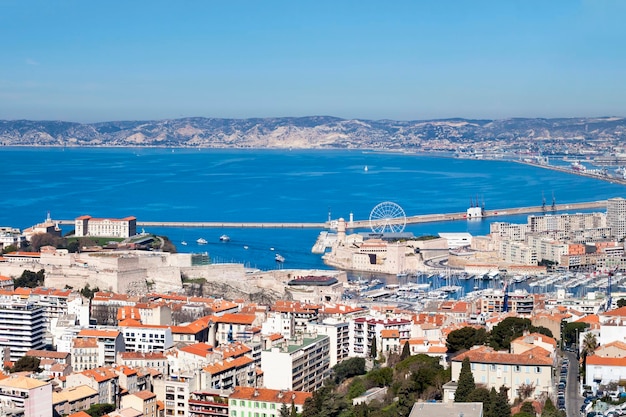 Veduta aerea del vieux port di marsiglia con il fort saintjean, il palais pharo e il fort saintnicolas