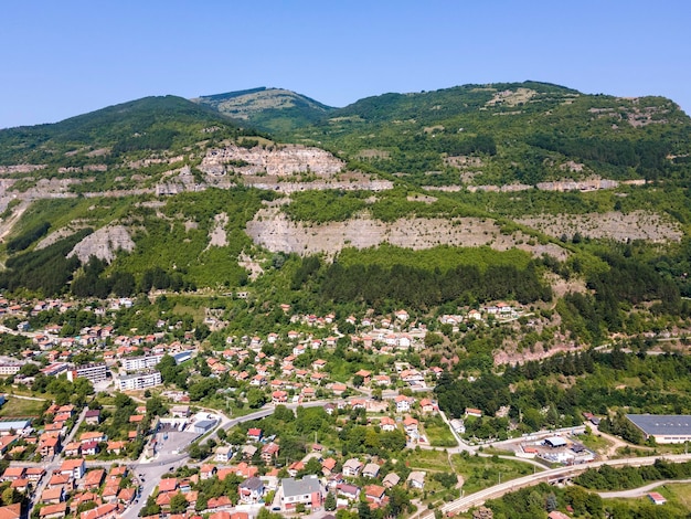 Photo aerial view of village of tserovo bulgaria