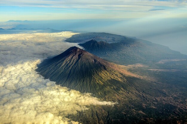 Photo aerial view of volcanic landscape against sky