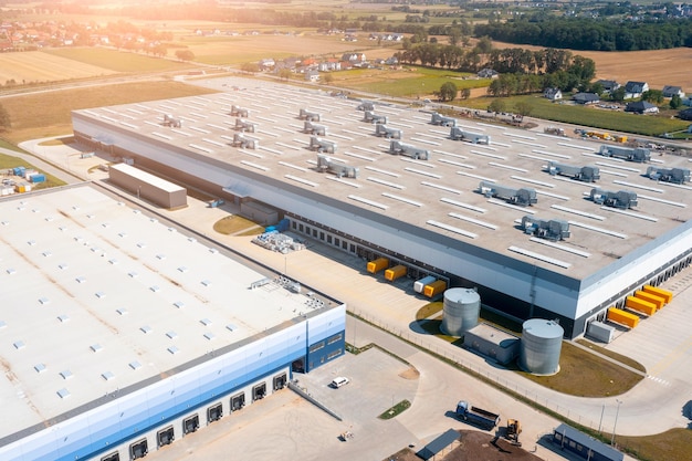 Veduta aerea di un magazzino merci veduta aerea di camion carico e scarico merci con merce in magazzino