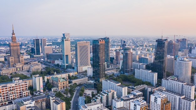 夕暮れ時のワルシャワのダウンタウンの空撮