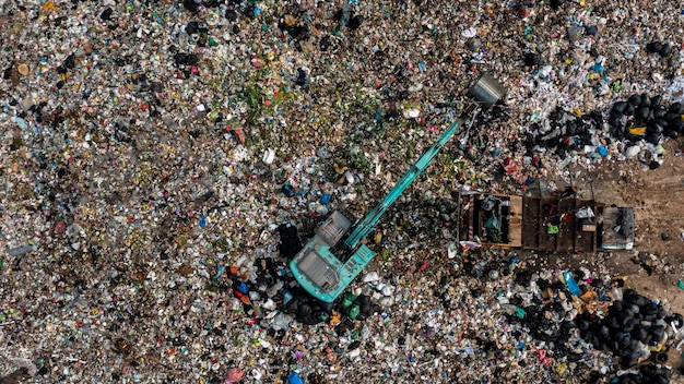 Foto vista aerea discarica di rifiuti rifiuti domestici in discarica di rifiuti cumuli di rifiuti di plastica e rifiuti vari avvertimento globale sull'inquinamento ambientale