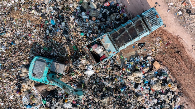 Foto vista aerea discarica di rifiuti rifiuti domestici in discarica di rifiuti cumuli di rifiuti di plastica e rifiuti vari avvertimento globale sull'inquinamento ambientale