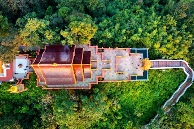 태국 람팡에 있는 왓 프라 탓 도이 프라 찬 사원의 공중 전망.