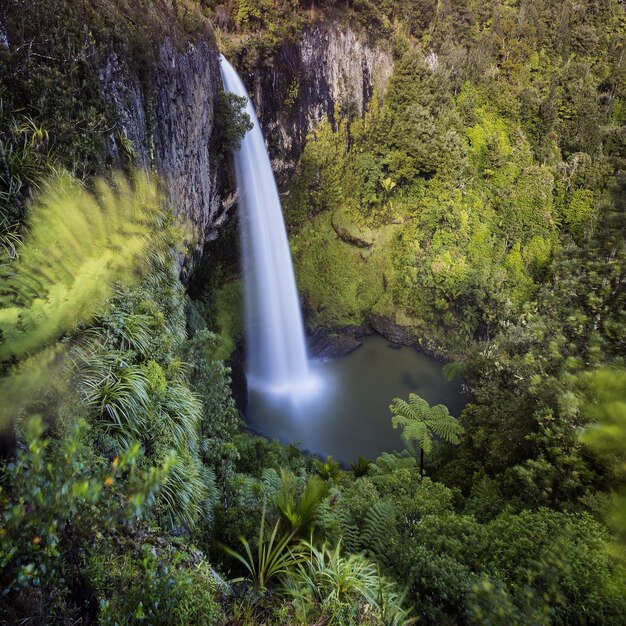 Photo aerial view of waterfall