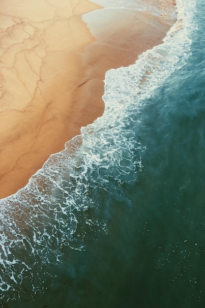 Foto vista aerea dell'onda sulla riva