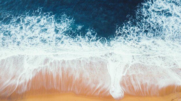 Photo aerial view of waves and beaches at sunset along the graerial view of waveseat ocean road australia