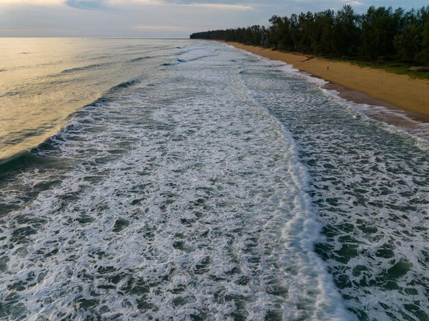 Photo aerial view of waves crashing on sandy shoresea surface ocean waves backgroundtop view beach background