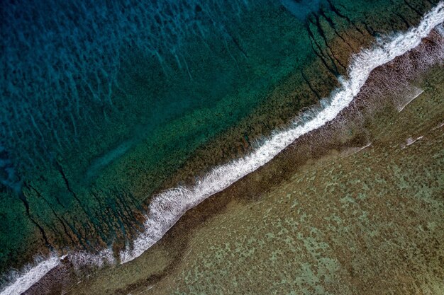 Photo aerial view of waves on reef of polynesia cook islands