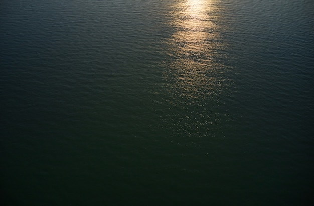 砂浜の空中写真の波。美しいビーチの空撮の海の波。