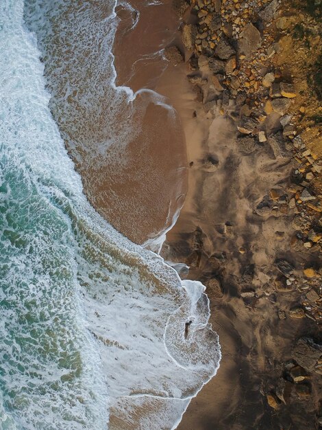 Foto veduta aerea delle onde che colpiscono la riva