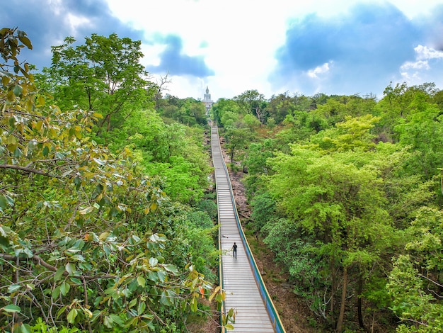 コンケン県のワットプラバットプーパンカム寺院で白い仏。