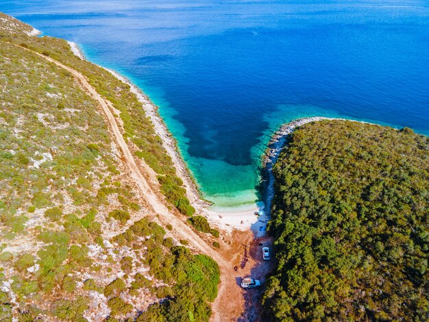 レフカダ島ギリシャの夏休みの野生のビーチの空撮