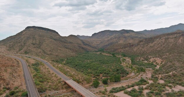 アリゾナ州ユナイテッドの砂漠の谷の山々のサボテンの景色を望む野生の西部の空撮風景