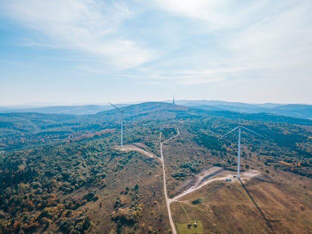 風力タービン発電所のグリーンエネルギーの航空写真