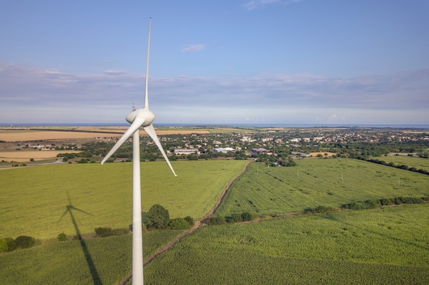 クリーンな生態学的電気を生産するフィールドの風力発電機の空撮。