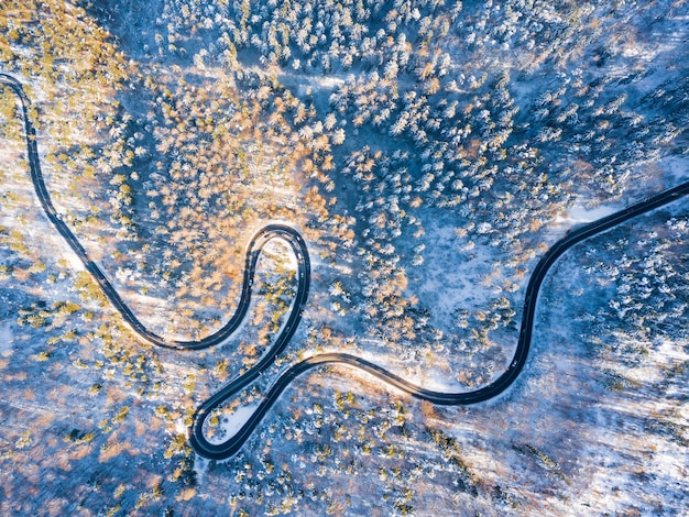 Foto vista aerea della strada tortuosa durante l'inverno