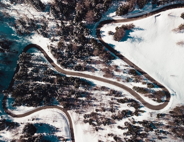 Photo aerial view of winding road during winter
