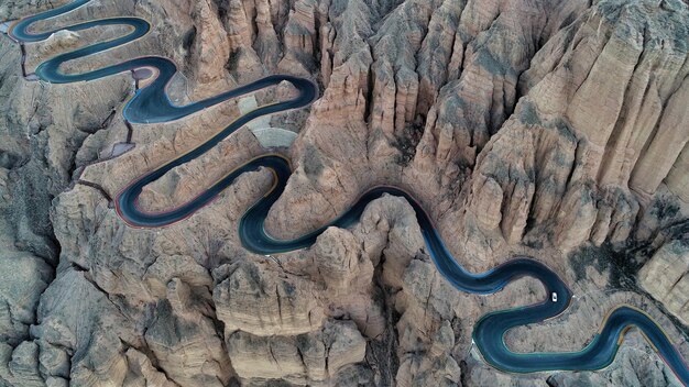 Foto vista aerea di una strada tortuosa su una montagna rocciosa