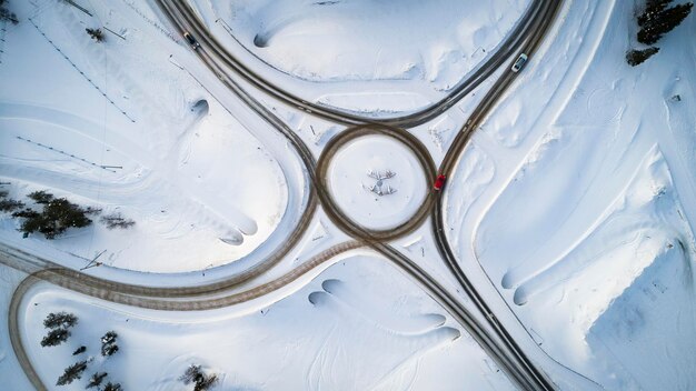 冬の田舎の風景 雪の森の空中写真 ドローンで上から撮影した空中写真