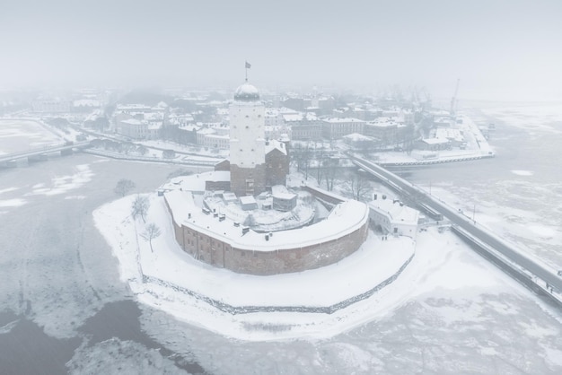 冬の雪に覆われたヴィボルグの歴史的な市内中心部の空撮