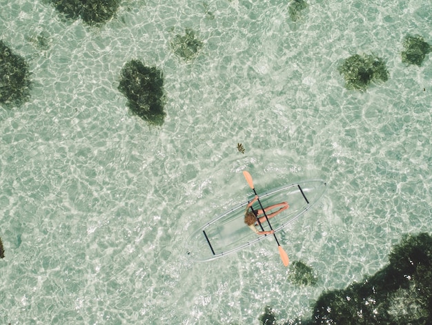 Vista aerea di una donna in kayak in mare