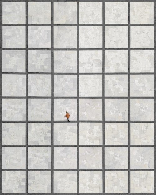 Photo aerial view of woman walking on tiled floor