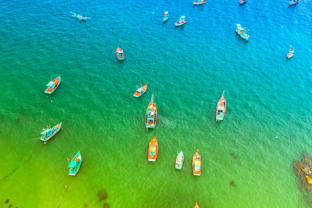 Photo aerial view of wooden fishing boat on sea an thoi harbour in phu quoc island, vietnam.