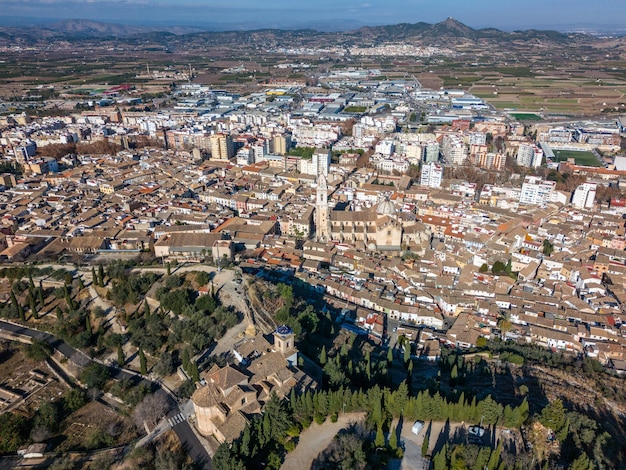 歴史的な建築を展示するスペインのXativaの空中写真