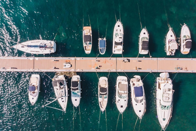 Veduta aerea di yacht nelle banchine della città del montenegro