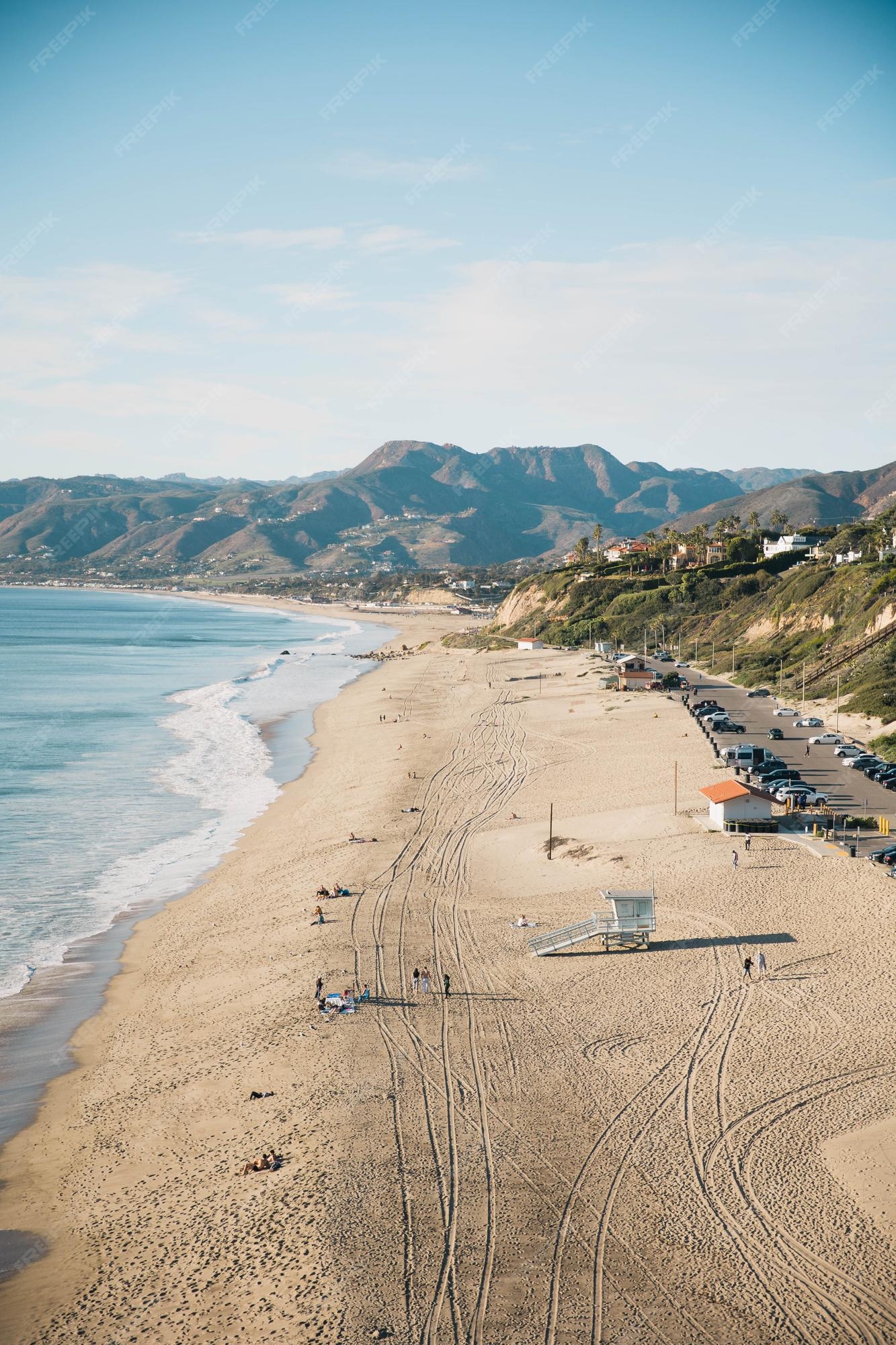 Premium Photo  An aerial view of zuma beach and mountains against