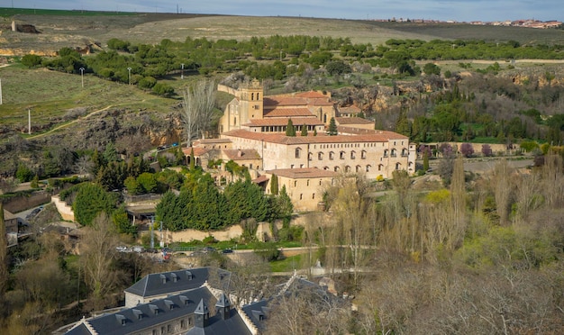 Photo aerial views of the spanish city of segovia. ancient roman and medieval city