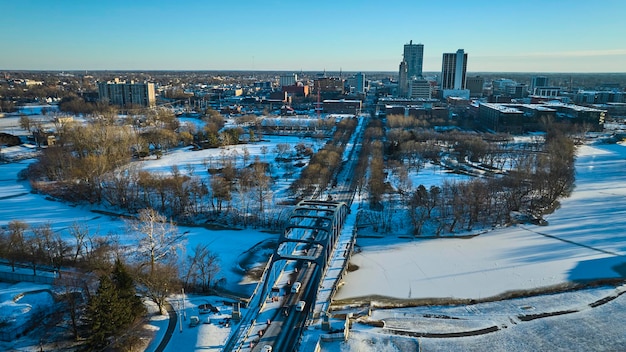 雪に覆われた橋と朝の交通のフォート・ウェインの空中冬の都市風景