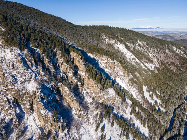 Photo aerial winter view of rila mountain near beli iskar river bulgaria