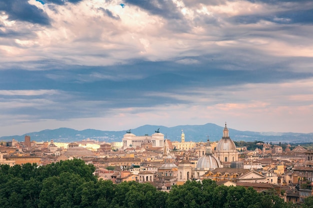 Splendida vista aerea di roma al tramonto italia