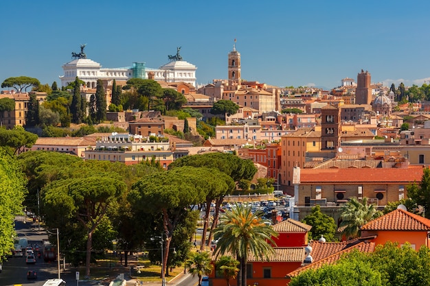 Прекрасный вид с воздуха на Рим с Палатинским холмом и алтарем отечества в летний день в Риме, Италия