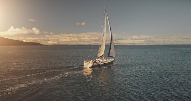 Foto aerial yacht regatta race op de open zee verbazingwekkend zeegezicht van de oceaan wateren op zon reflecties